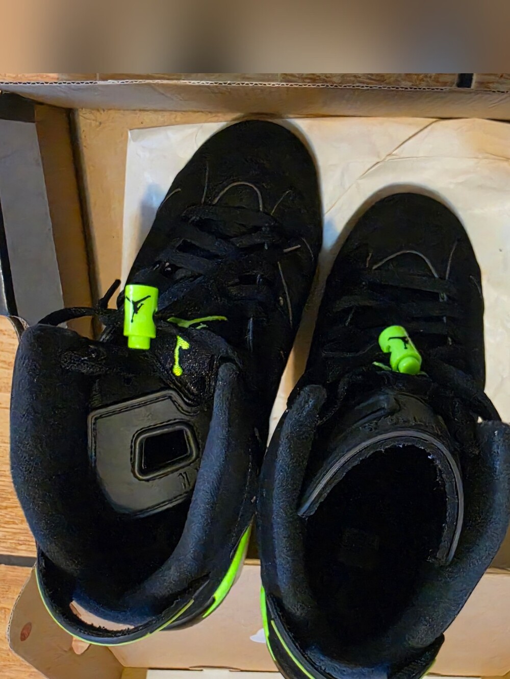 Kids Size 7y Black and Neon Green High-Top Air Jordan retro Shoes